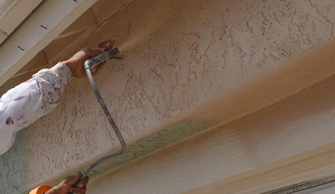 professional worker stucco paintaing