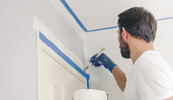 professional worker coloring a wall